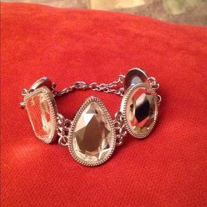 Crystal clear glass bracelet of 5 patterns.